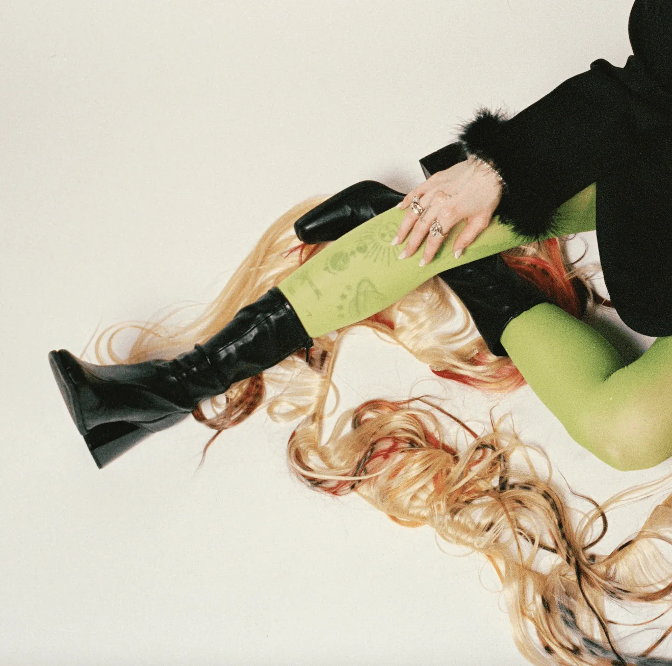 Editorial Aufnahme mit langen Haaren und grünen Strümpfen