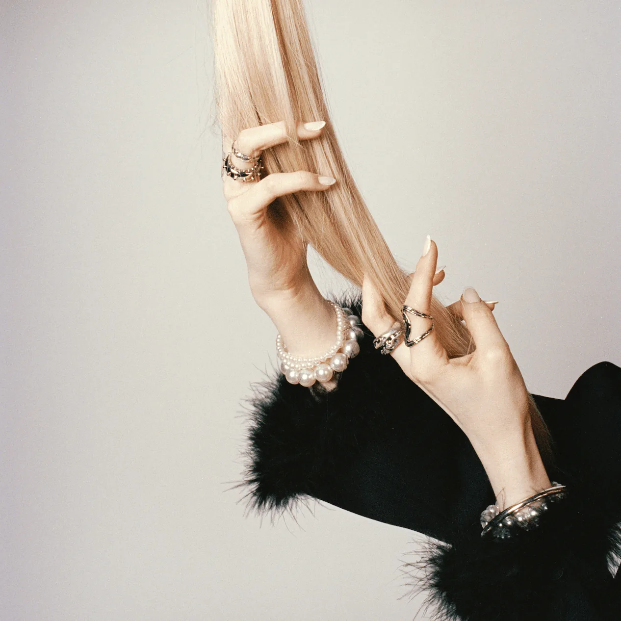 Blondes Haar wird mit den Händen gehalten