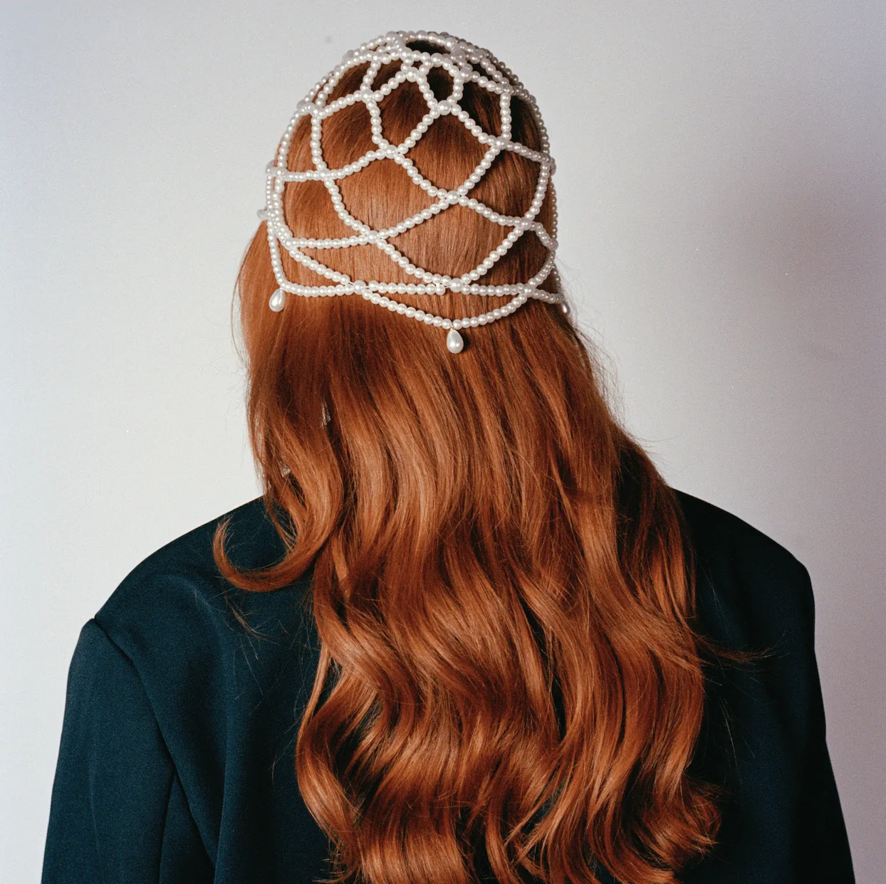 Rotes Haar mit Perlenhaube